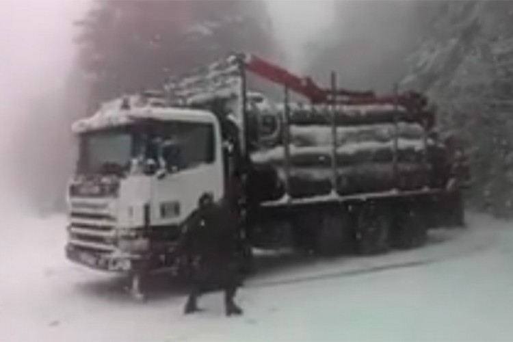 Na Grmeču snijeg pada kao da je januar
