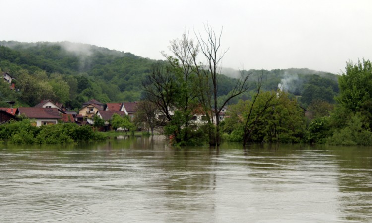 Pogledajte kako se vozilo probija kroz bujicu u mjestu Svodna