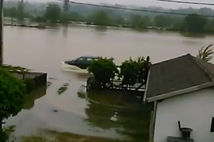 Saobraćaj na putu Kostajnica - Kozarska Dubica obustavljen, neki ipak voze kroz vodu