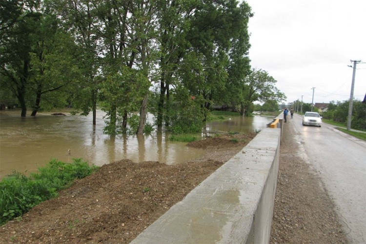 Voda se povlači iz ugroženih područja u Srpcu, Sava i dalje prijeti