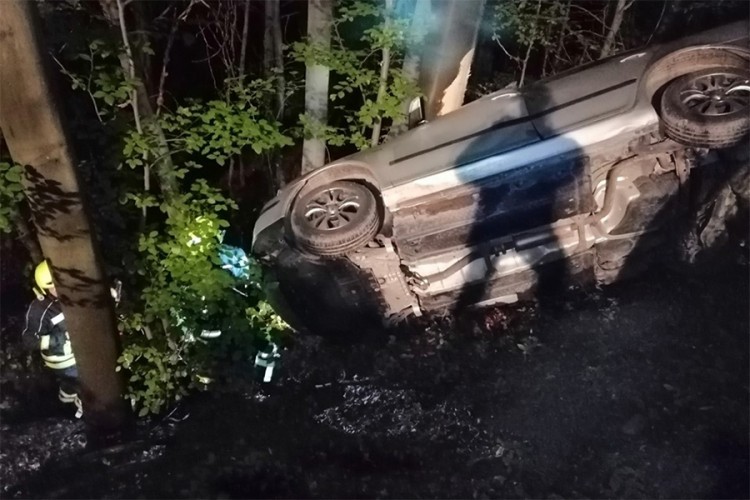 Momak i djevojka povrijeđeni u nezgodi u Banjaluci, vatrogasci izvlačili auto