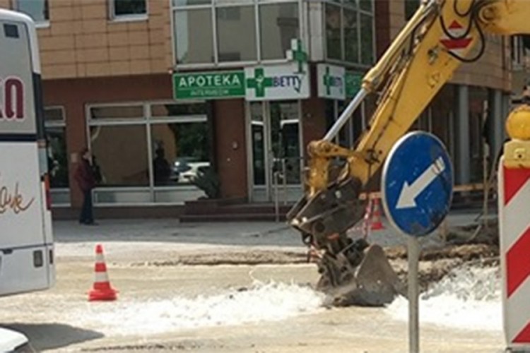 Bager probio cijev za vodu na Laušu