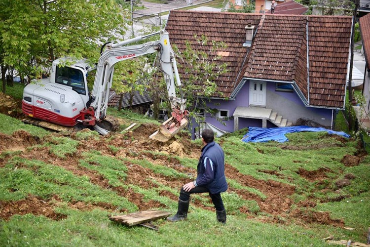 Banjalučkoj porodici klizište stiglo pred kućni prag