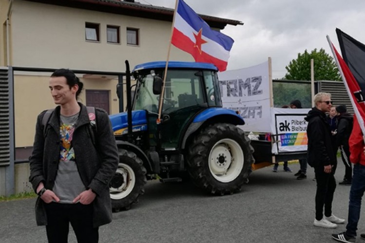 Napeto u Blajburgu, antifašisti protestuju