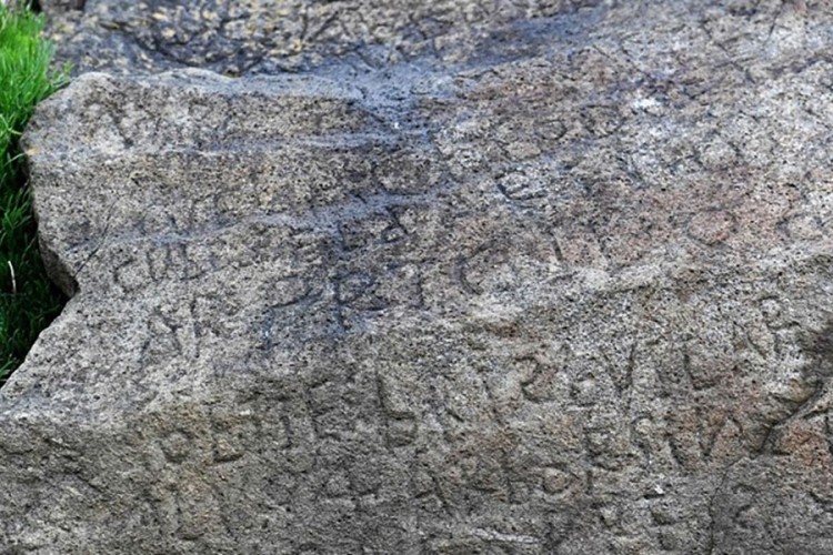 Nagrada 2.000 evra onom ko prevede stari natpis