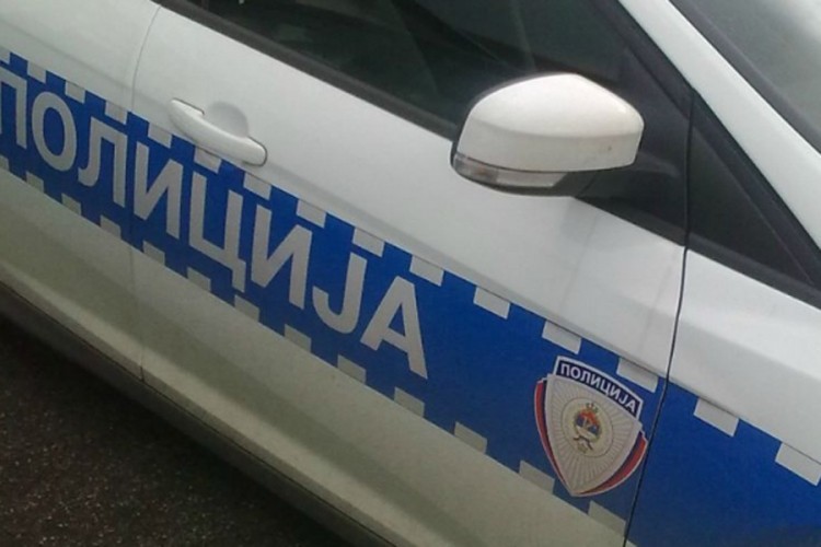 Nećaka ganjao golfom po parkingu i polomio mu ruku