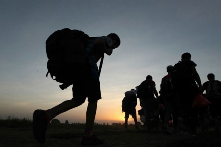 Migranti koriste napuštene kuće da prespavaju