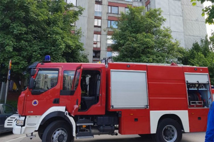 Požar na Alipašinom Polju: Gorio stan, žena spasila dvoje djece