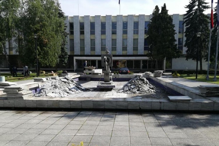 U toku sanacija fontane ispred Narodne skupštine RS