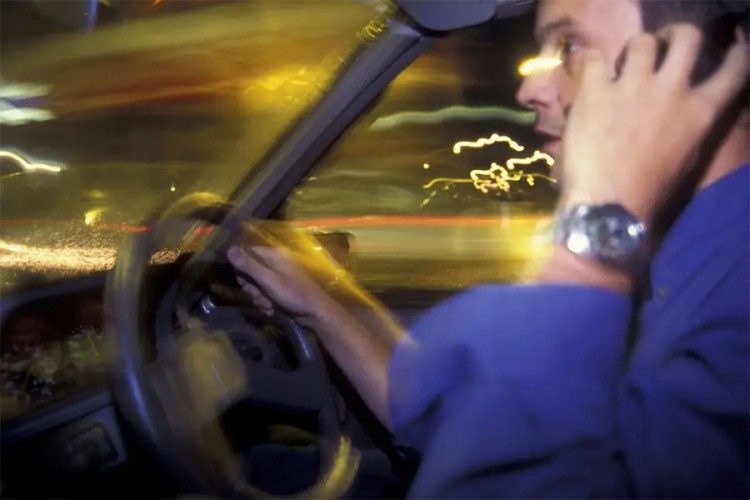 Češao lice za volanom pa dobio kaznu