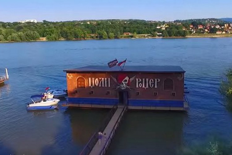 Splav počeo da tone tokom maturske žurke