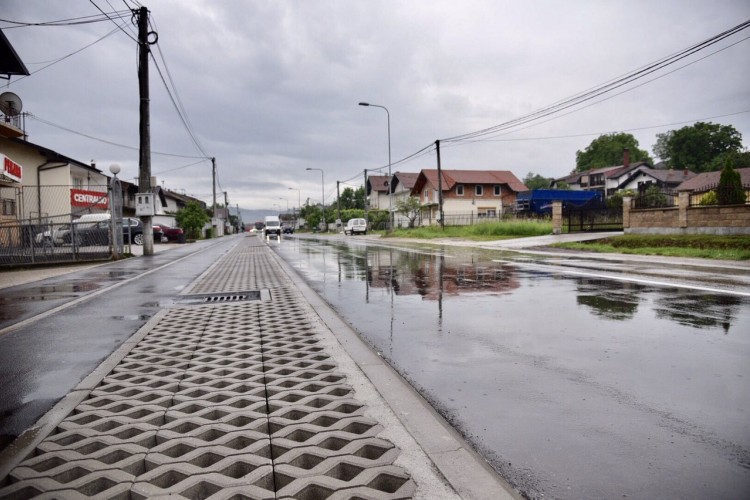 Novi trotoar i biciklistička staza u Zalužanima
