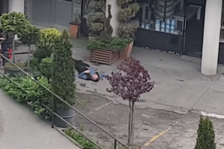 Čovjek ležao bez svijesti na trotoaru, prolaznici ga samo obilazili