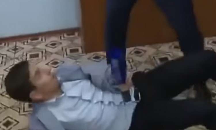 Političar izgubio živce pa novinara otresao od pod