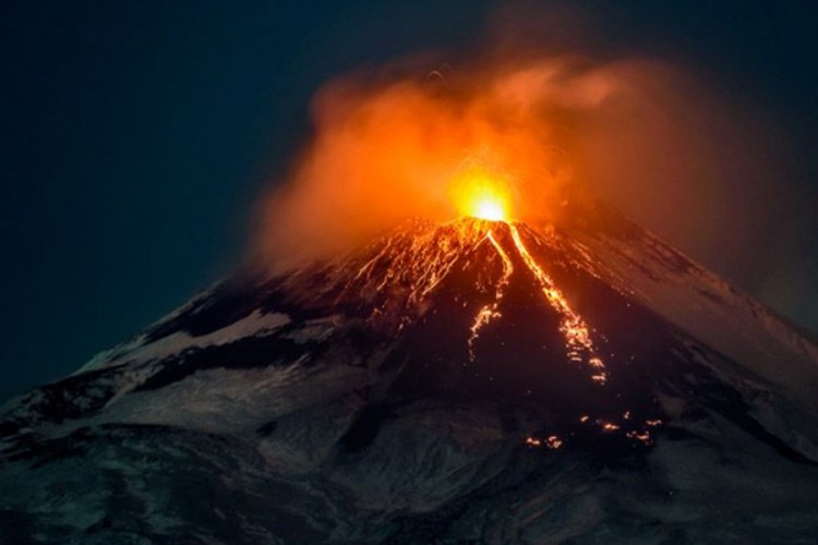 Etna izbacuje lavu i pepeo