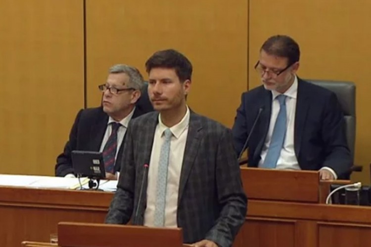 Pernar šutio osam minuta za govornicom