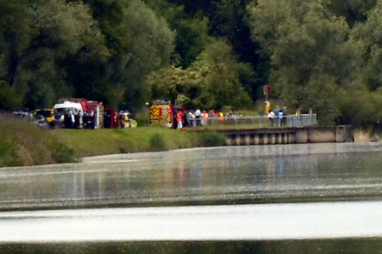 Prevrnuo se brod na Rajni: Troje nastradalo, traga se za djetetom