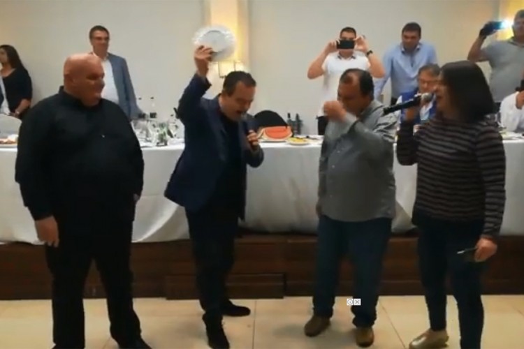 Dačić opet zapjevao pa razbio tanjir