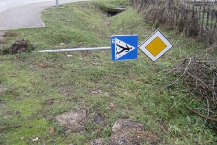 Uhapšen zbog sumnje da je uništavao saobraćajne znakove