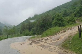 Kod Kaknja poplavljen put, raste vodostaj Zgošće
