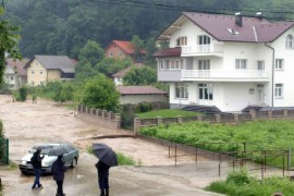 Kod Maglaja poplavljene kuće, u Lukavcu naselja odsječena