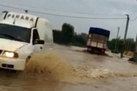 Izlila se voda na putu Bijeljina-Brčko, saobraćaj se odvija otežano