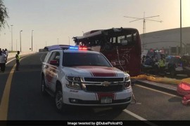Autobus udario u znak iznad puta, 17 mrtvih