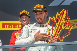 Kontroverzna trka: Fetel prvi prošao kroz cilj, Hamilton slavio