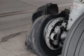 Avion pun putnika hitno sletio, a onda je eksplodirala guma