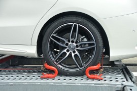 Pauk mu počeo dizati auto, on izvadio pištolj i mahao sjekirom