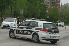 Vozio kombi u rikverc pa udario staricu