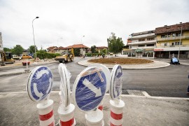 Postavljen prvi sloj asfalta na kružnom toku na Laušu
