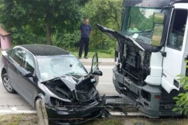 Udes kod Jajca, teže povrijeđen vozač automobila