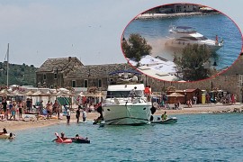 Jahta se nasukala na prepunu plažu u Primoštenu