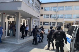 Sestra uhapšenog u akciji "Teatar" nasrnula na kamermane, majka lila ...