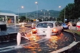 Automobil završio u fontani, povrijeđen vozač