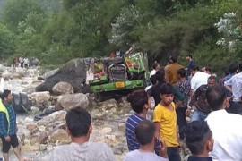 Autobus sletio u provaliju, poginulo najmanje 25 ljudi