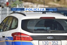 Pijan sletio u kanal, pa mu pokrali metal sa auta