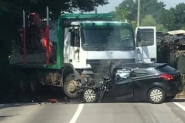 Jedna osoba poginula u stravičnom sudaru dva auta i kamiona