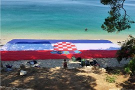 Hrvati oborili Ginisov rekord: Pod morem razvili zastavu od 200 ...