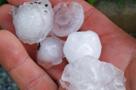 U Sloveniji padao grad veličine teniske loptice