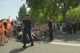 Policija biber sprejom protiv ekoloških aktivista u Parizu