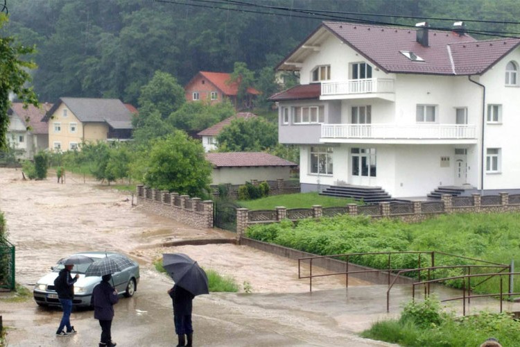 Kod Maglaja poplavljene kuće, u Lukavcu naselja odsječena