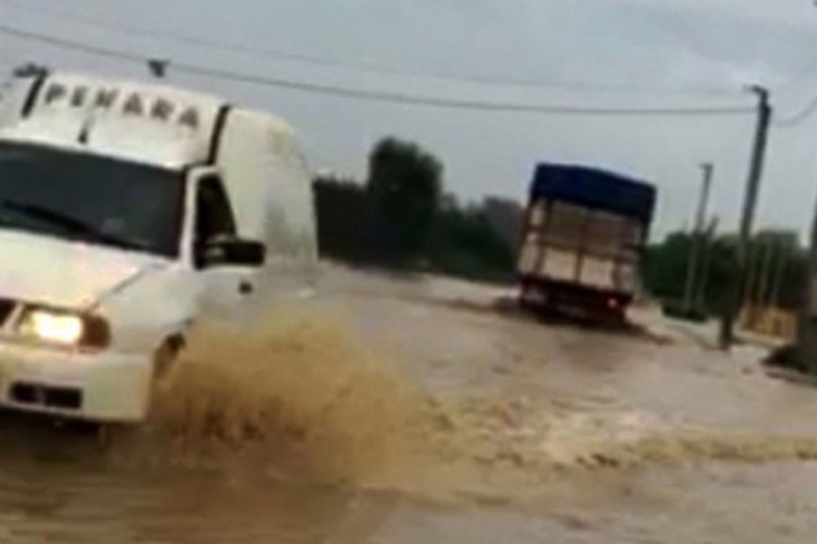 Izlila se voda na putu Bijeljina-Brčko, saobraćaj se odvija otežano