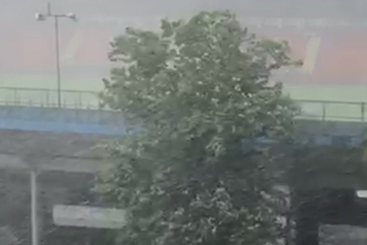 Banjaluku zahvatio grad praćen jakim vjetrom i grmljavinom