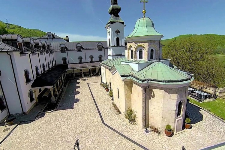 Bujica oštetila put do manastira Tavna