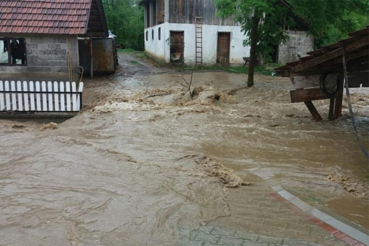 Nikolić: Oko 500 domaćinstava poplavljeno, sanira se šteta