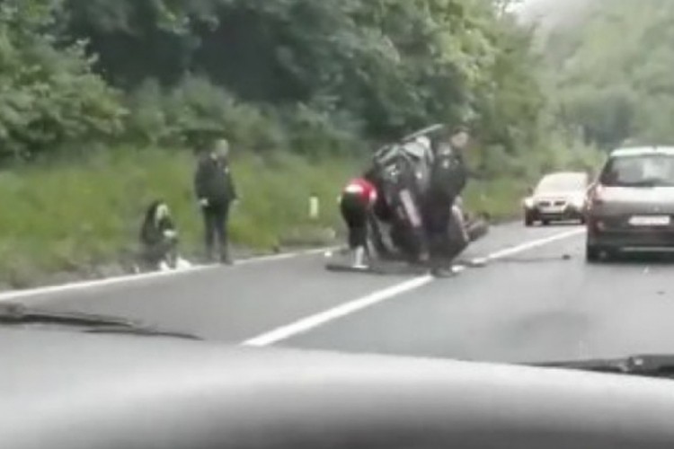 Prevrnuo se automobil kod Hadžića, saobraćaj se odvija otežano