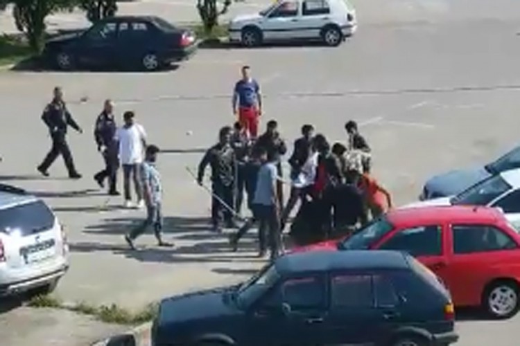 Novi snimak tuče: "Radile" motke i šipke, dva policajca na 20 migranata
