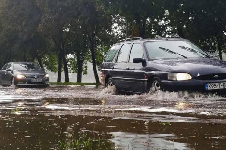 U Istočnom Sarajevu saobraćajnice pod vodom